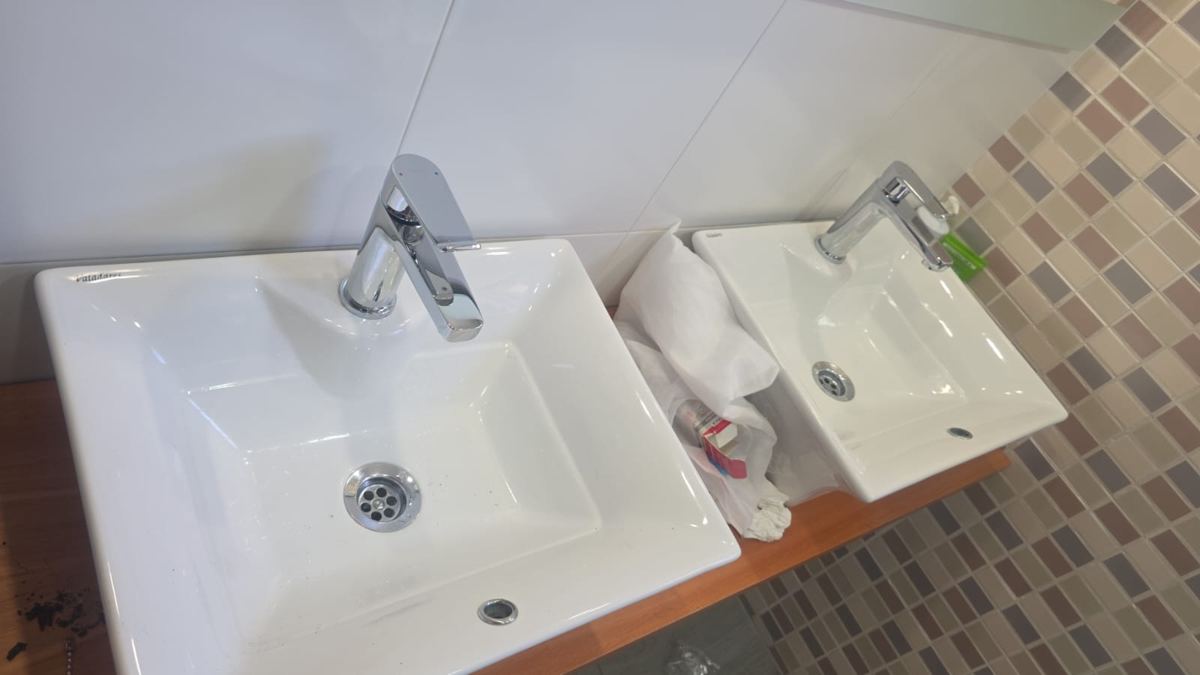 Instalación de dos lavabos con grifería nueva