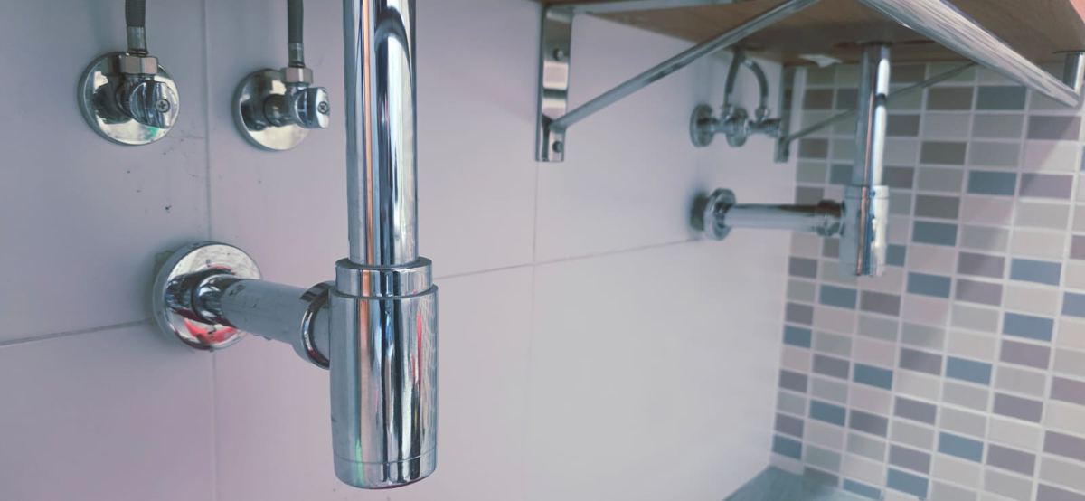 Sifón cromado bajo lavabo